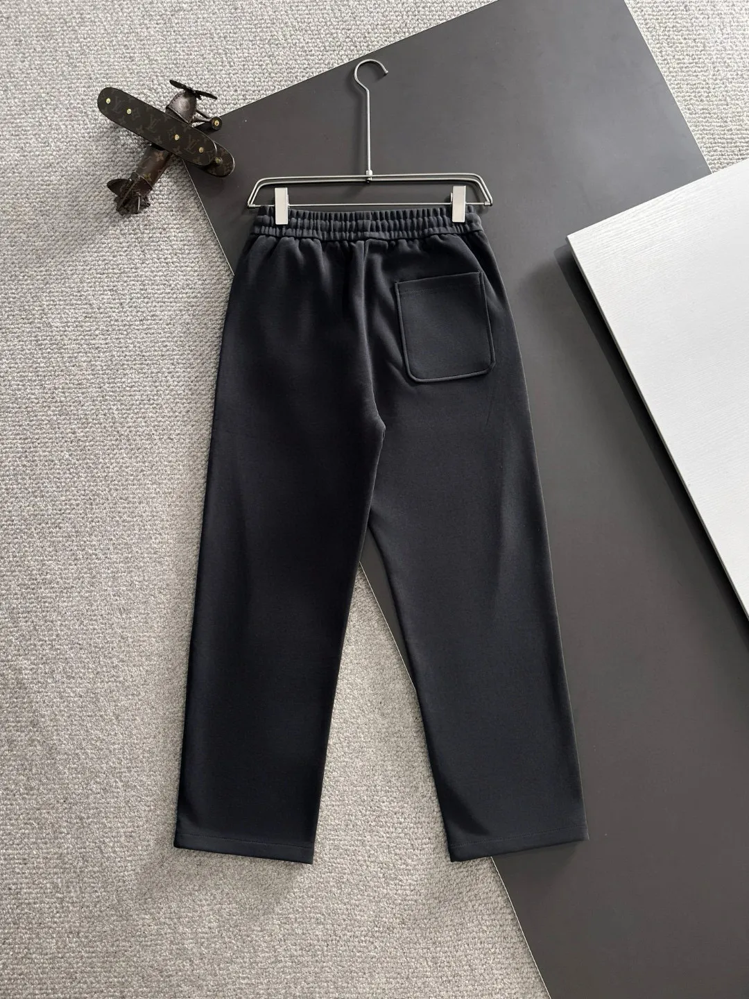 , L P (top version, differentiated currency) Autumn and winter show style Slim-fitting simple letter Logo sweatpants Thickened casual elastic pants compatible with all body types Black and White drawstring design on the waist elastic band Customized drawstring pockets with diagonal pocket design on both sides There is also a small pocket on the back (complete with three standards) Color: Black Paris Gray Light Gray Dark Gray Size 29-36